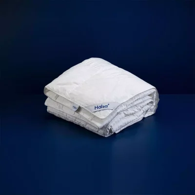 Kaz tüyü yorgan. %100 Doğal pamuk kumaş. Hälsa uyku sanatı şimdi Ev Tekstilinde sağlıklı uyku ürünlerini sunuyor. Dört mevsim kullanım.
