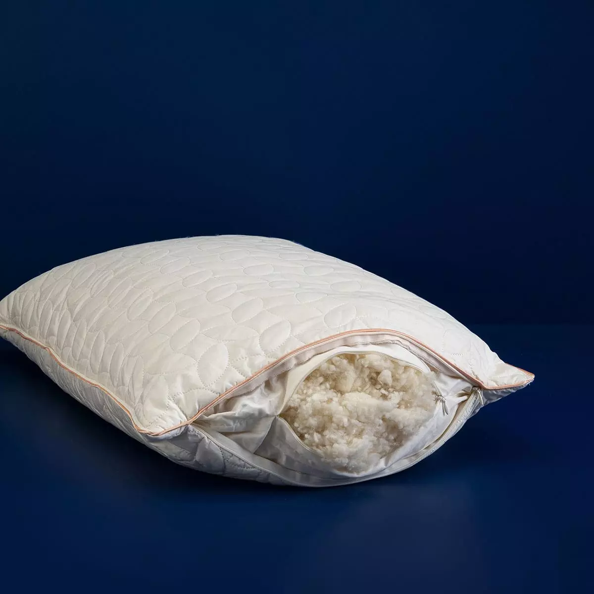 Avustralya yünü yastık. %100 Doğal pamuk kumaş. Hälsa uyku sanatı şimdi Ev Tekstilinde sağlıklı uyku ürünlerini sunuyor. Dört mevsim kullanım.