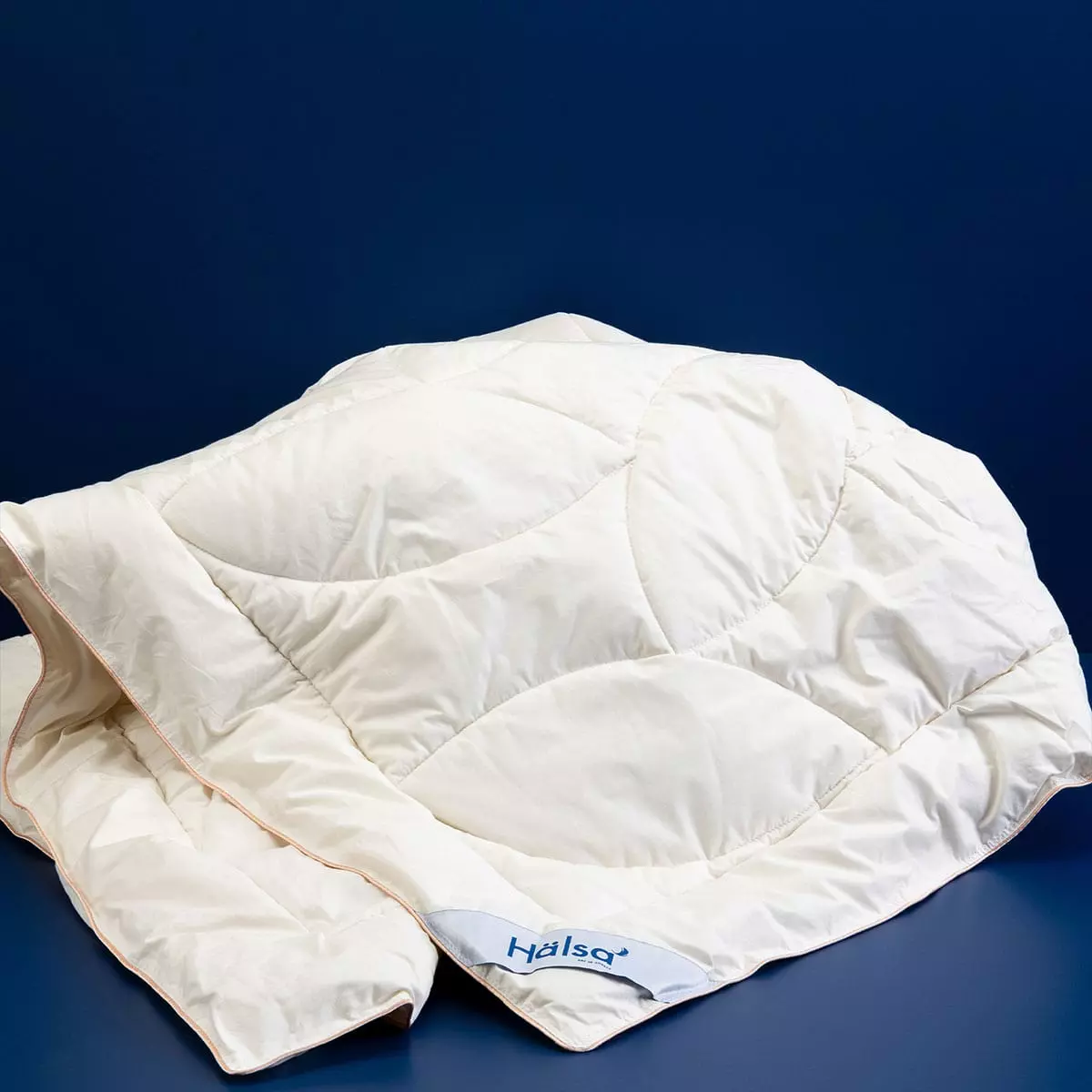 Avustralya yünü yorgan. %100 Doğal pamuk kumaş. Hälsa uyku sanatı şimdi Ev Tekstilinde sağlıklı uyku ürünlerini sunuyor. Dört mevsim kullanım.