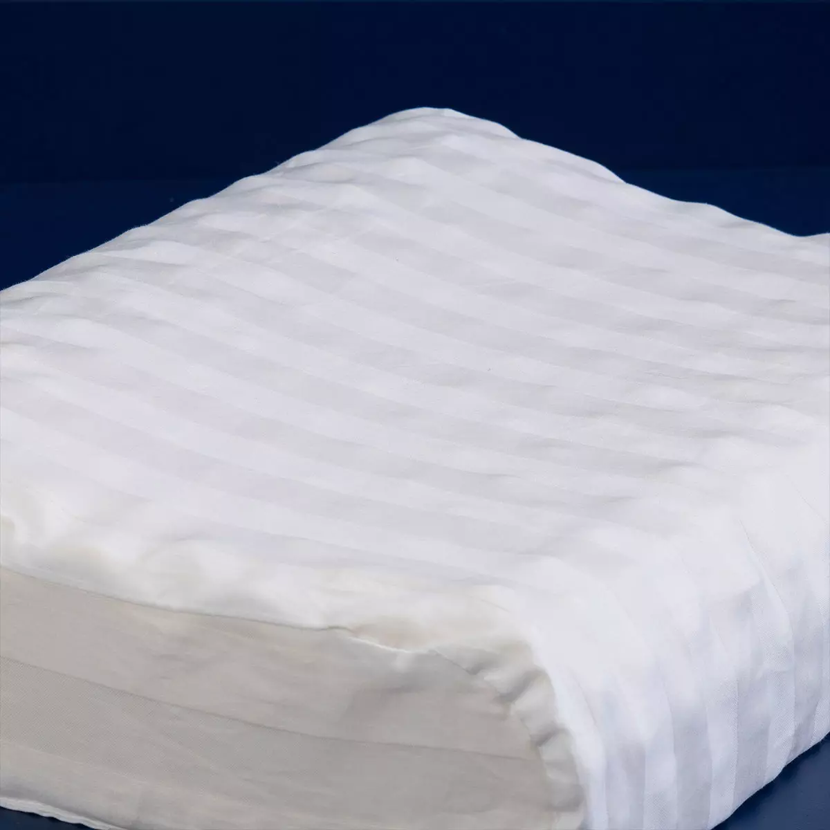 %100 doğal lateks yastık. Kauçuk ağacı özütünden. %100 Doğal pamuk kumaş. Hälsa uyku sanatı şimdi Ev Tekstilinde sağlıklı uyku ürünlerini sunuyor. Dört mevsim kullanım.