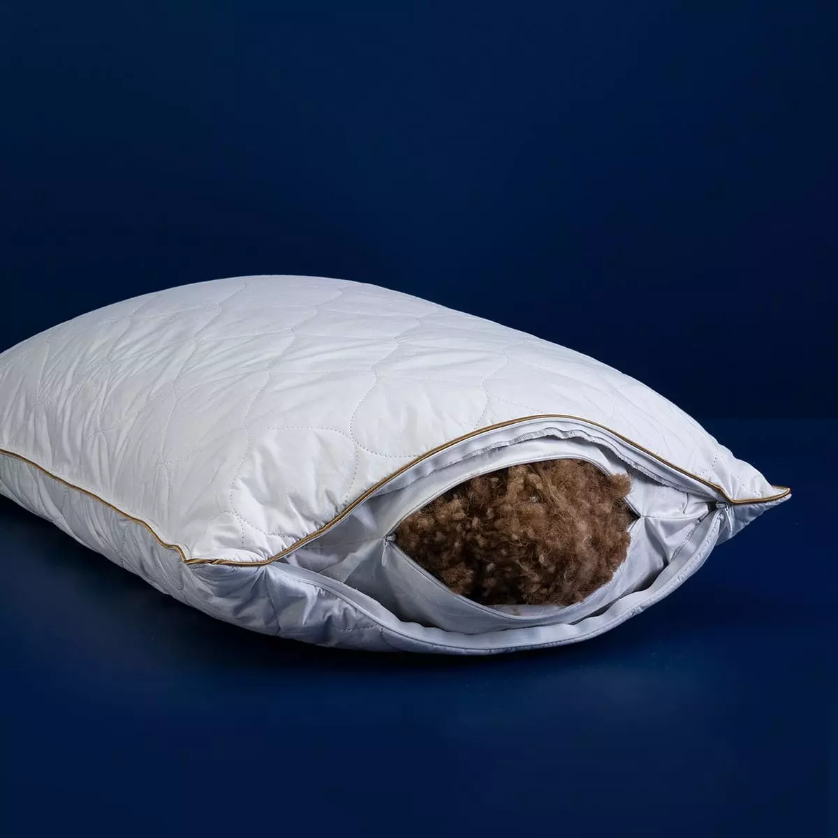 Deve tüyü yastık. %100 Doğal pamuk kumaş. Hälsa uyku sanatı şimdi Ev Tekstilinde sağlıklı uyku ürünlerini sunuyor. Dört mevsim kullanım.