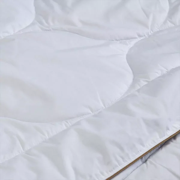 Deve tüyü yorgan. %100 Doğal pamuk kumaş. Hälsa uyku sanatı şimdi Ev Tekstilinde sağlıklı uyku ürünlerini sunuyor. Dört mevsim kullanım.