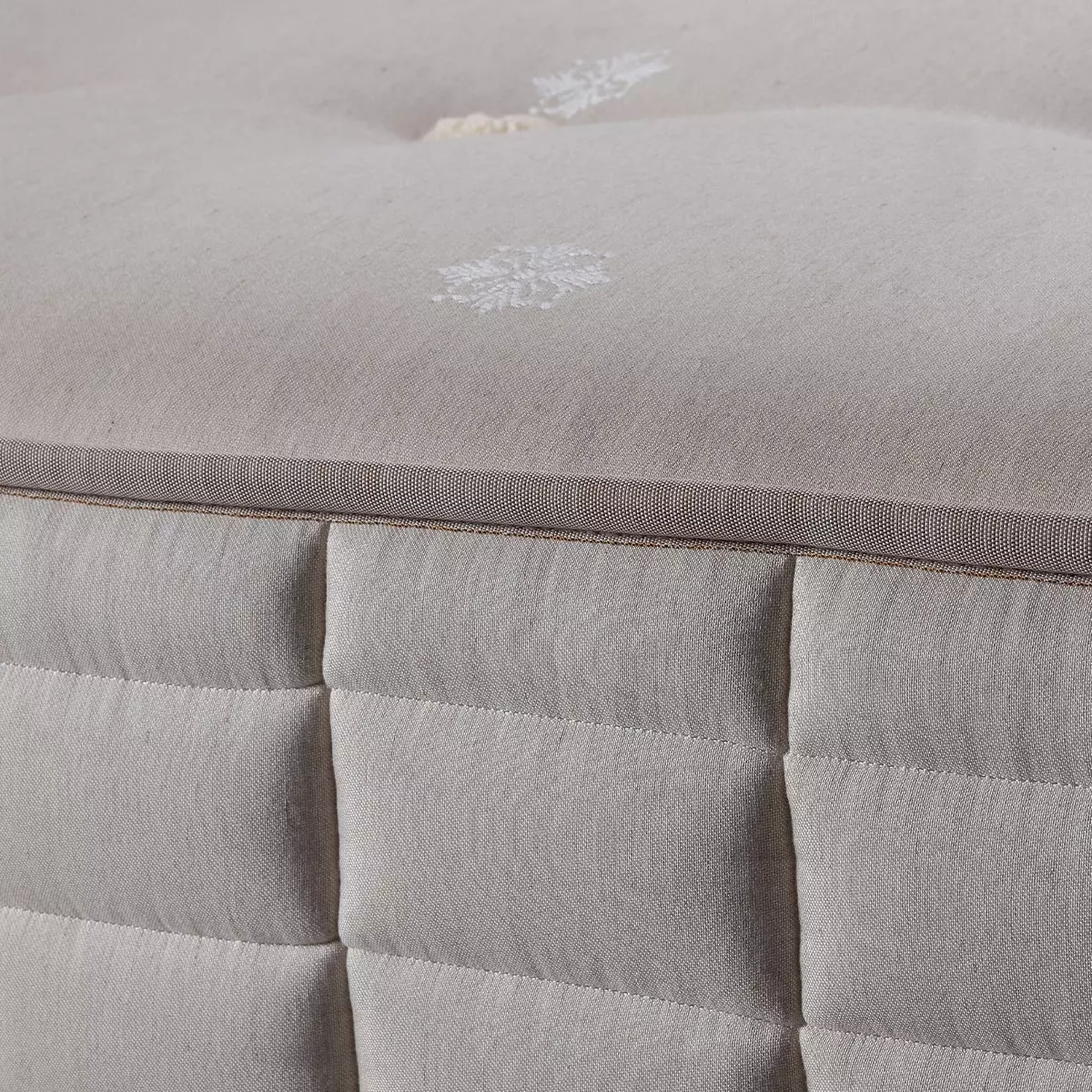 Hälsa Närke Yatak | At Kılı El Ustalığı Ponponlu Özel Tasarım Yatak Odası doğal yatak