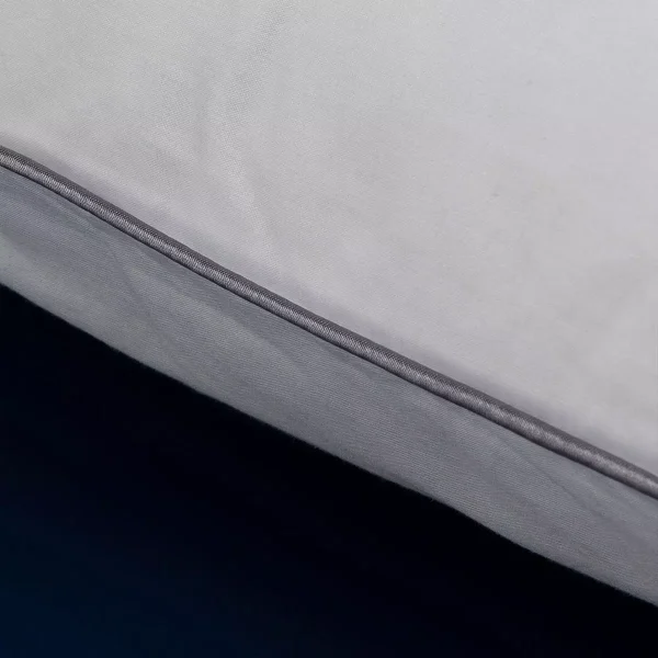 Kaz tüyü yastık. %100 Doğal pamuk kumaş. Hälsa uyku sanatı şimdi Ev Tekstilinde sağlıklı uyku ürünlerini sunuyor. Dört mevsim kullanım.