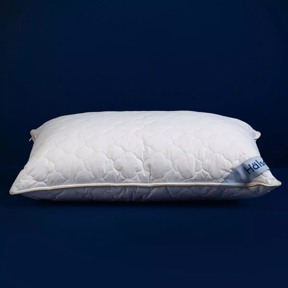 İngiliz yünü yastık. %100 Doğal pamuk kumaş. Hälsa uyku sanatı şimdi Ev Tekstilinde sağlıklı uyku ürünlerini sunuyor. Dört mevsim kullanım.